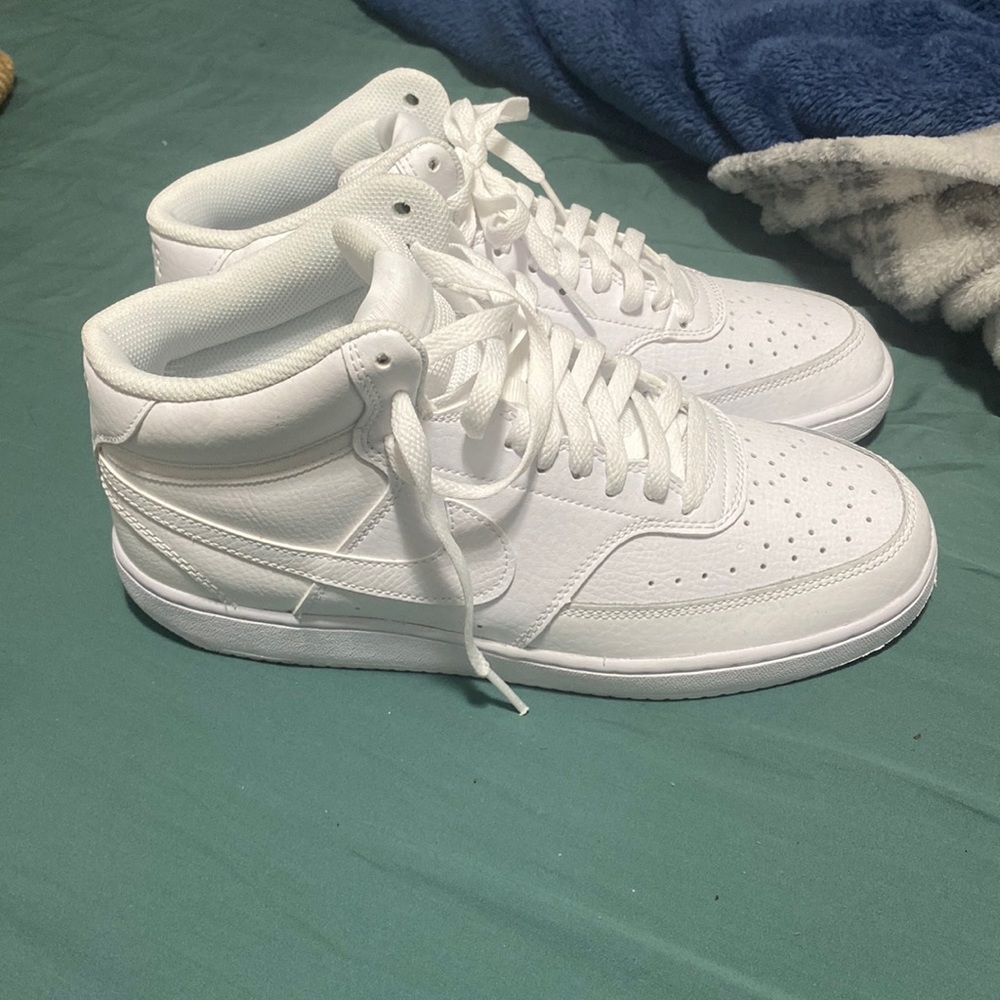 NWOT NIKE SIZE 10 SHOES